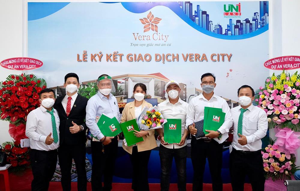   Nhiều khách hàng chụp hình lưu niệm sau khi ký kết giao dịch thành công sản phẩm Vera City (thành phố Đồng Xoài) vào cuối tuần qua. 