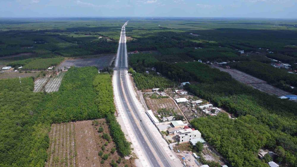 Đây là công trình xây dựng đường Tân Long - Lai Uyên dài 8,6km thuộc tuyến tạo lực Bắc Tân Uyên - Phú Giáo - Bàu Bàng dài 48km. 