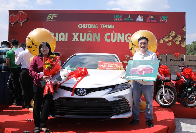 Khách hàng may mắn trúng xe Toyota Camry trong chương trình “Khai xuân cùng 5F”.